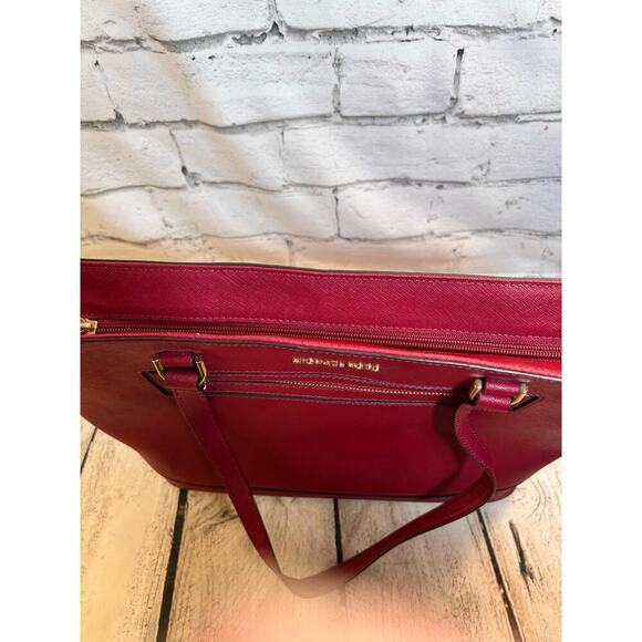 MICHAEL KORS Women’s Frame Out Jet Set Large Tote / Cherry Red - Picture 15 of 15
